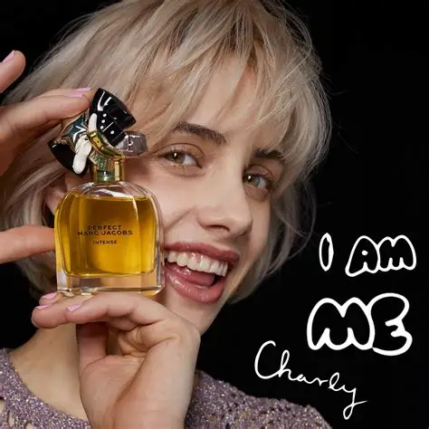 Marc Jacobs Perfect Intense Eau de Parfum i nasmejana devojka koja ga drzi