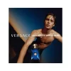Versace Dylan Blue EDT – promotivna fotografija parfema sa muskarcem u torzou i bočicom parfema