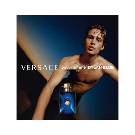 Versace Dylan Blue EDT – promotivna fotografija parfema sa muskarcem u torzou i bočicom parfema