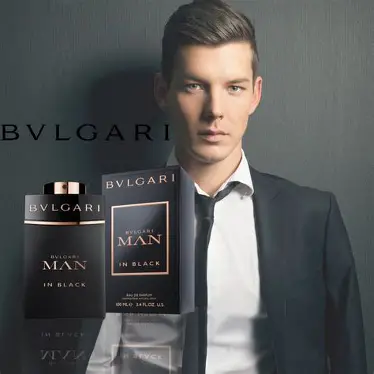 Bvlgari Man In Black – parfem sa toplim notama ruma, kože i tonke, slika sa elegantnim muskarcem obucenim u crni sako i belu kosulju