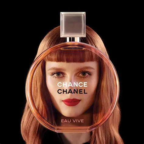 Originalno pakovanje parfema Chanel Chance Eau Vive sa svetlom, luksuznom Chanel estetikom i prepoznatljivim logotipom. Lice devojke na reklami