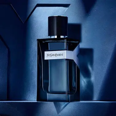 YSL Y Intense EDP – moderan, moćan i luksuzan muški parfem prikazan u elegantnom, tamnom ambijentu koji ističe njegov intenzitet.