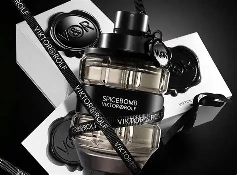 Viktor & Rolf Spicebomb EDT – intenzivan, muževan i eksplozivan parfem prikazan u tamnom, luksuznom i modernom okruženju.