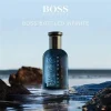 Stilizovana fotografija Boss Bottled Infinite EDP parfema u modernom i sofisticiranom morskom okruženju