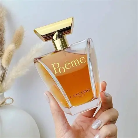 Lancome Poeme edp Mirisne note parfema Lancôme Poême EDP – mak, mimoza i vanila parfem u ruci zene