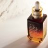 Detalj bočice Estée Lauder Advanced Night Repair Serum sa sofisticiranim dizajnom
