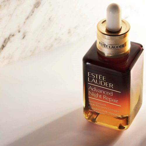 Detalj bočice Estée Lauder Advanced Night Repair Serum sa sofisticiranim dizajnom