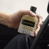 Valentino Uomo Born In Roma Yellow Dream detalj bočice u ruci muskarca
