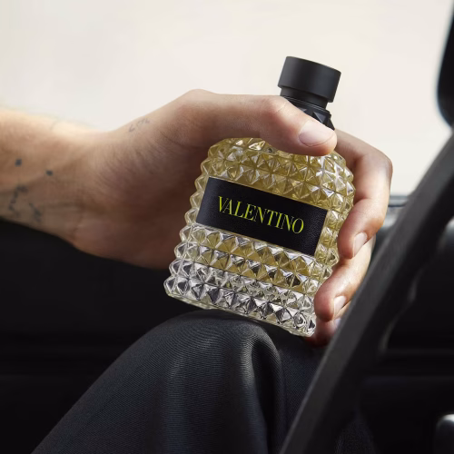 Valentino Uomo Born In Roma Yellow Dream detalj bočice u ruci muskarca