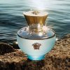 Versace Dylan Turquoise EDT toptaurus.rs real picture Versace Dylan Turquoise bočica inspirisana morskom elegancijom, poklopac koji presijava zlatno na suncu i moru
