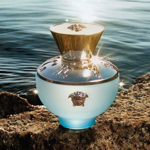 Versace Dylan Turquoise EDT toptaurus.rs real picture Versace Dylan Turquoise bočica inspirisana morskom elegancijom, poklopac koji presijava zlatno na suncu i moru