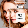 Prozirna bočica parfema Chanel No.5 L’Eau, luksuzan dizajn i bezvremenska elegancija.