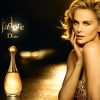 Mirisne note Dior J’adore (Jadore) EDP parfema sa jasminom, ružom, ljiljanom, mošusom i vanilom. Zlatna pozadina i glumica zanosna