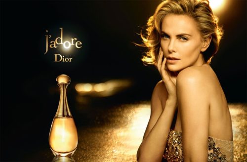 Mirisne note Dior J’adore (Jadore) EDP parfema sa jasminom, ružom, ljiljanom, mošusom i vanilom. Zlatna pozadina i glumica zanosna