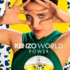 Kenzo World Power moderan ženski parfem i zena koja pokazuje oci rukama