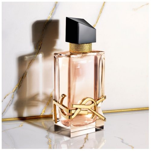 YSL Libre EDT ženski parfem – svež, moderan i elegantan miris prikazan u urbanom i sofisticiranom ambijentu koji naglašava ženstvenost i samopouzdanje.