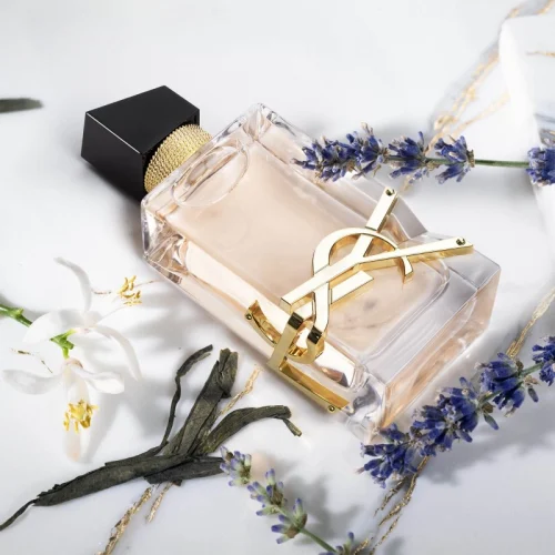 YSL Libre EDT mirisne note – bergamot, mandarina, lavanda, narandžin cvet, jasmin sambac, vanila i cedrovina u svežoj, elegantnoj i modernoj ženskoj kompoziciji.