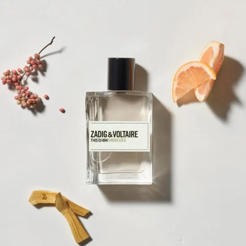Zadig & Voltaire This Is Him Undressed mirisne note – limun, bergamot, neroli, morski akordi, sandalovina i mošus u nežnoj i modernoj muškoј kompoziciji.