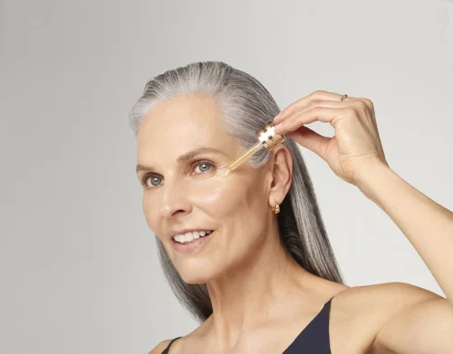 Starija žena koristi Estée Lauder Advanced Night Repair Serum u noćnoj rutini nege kože
