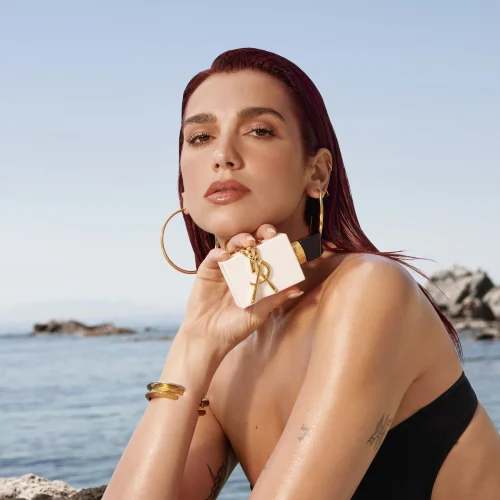 YSL Libre L’Eau Nue ženski parfem – svež, lagan i moderan miris prikazan u urbanom i sofisticiranom ambijentu koji naglašava slobodu, ženstvenost i eleganciju. Zena drzi parfem