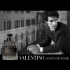 valentino-Uomo Intense EDP toptaurus.rs 2 Valentino Uomo Intense luksuzni parfem za muškarce, slika muskarca u odelu na terasi u Italiji