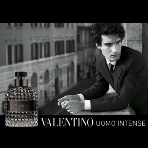 valentino-Uomo Intense EDP toptaurus.rs 2 Valentino Uomo Intense luksuzni parfem za muškarce, slika muskarca u odelu na terasi u Italiji