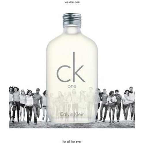 Calvin Klein ONE EDT parfem u svetlom i modernom ambijentu sa grupom muskaraca i zena koji su radosni