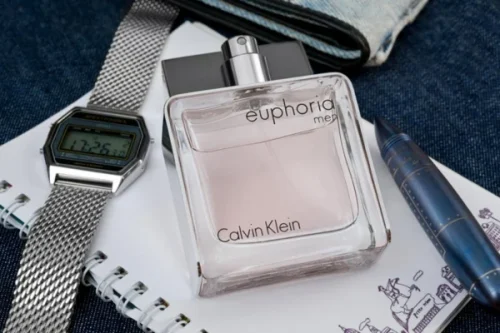 Calvin Klein Euphoria Men EDT parfem u modernom i sofisticiranom ambijentu sa Casio satom i priborom za pisanje