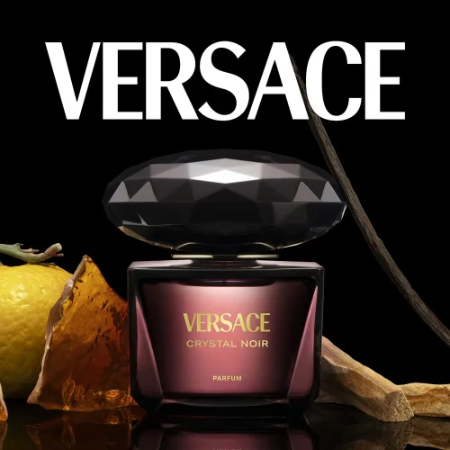 Versace Crystal Noir Parfum – promotivni vizual u tamnim tonovima