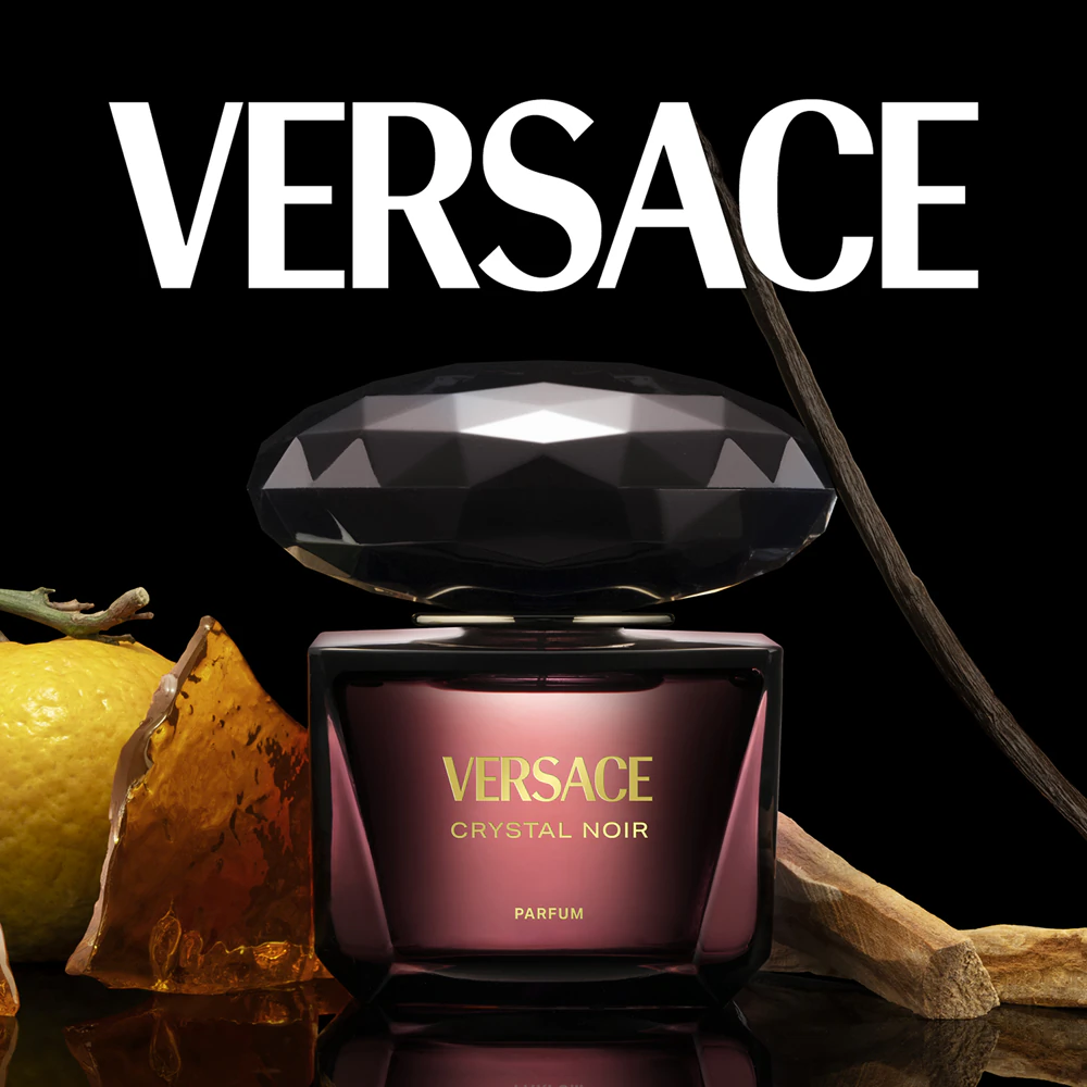 Versace Crystal Noir Parfum – promotivni vizual u tamnim tonovima. razlika izmedju edp i edt
