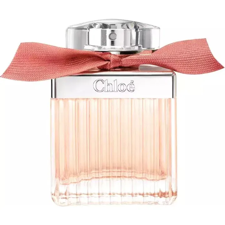 Bočica parfema Chloé Roses De Chloé sa ružičastom trakom i elegantnim Chloé dizajnom.