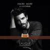 Lalique Encre Noire A L Extreme edp toptaurus.rs 3 Lalique Encre Noire A L Extreme edp toptaurus.rs Detalj luksuznog dizajna bočice Lalique Encre Noire À L’Extrême i covek, crno bela slika na tamnoj pozadini, logo brenda i naziv parfema belim slovima