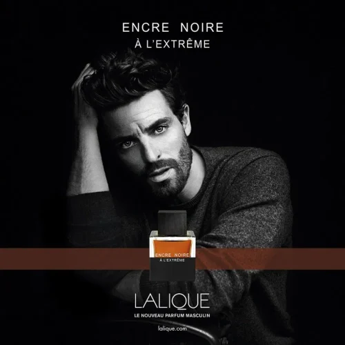 Lalique Encre Noire A L Extreme edp toptaurus.rs 3 Lalique Encre Noire A L Extreme edp toptaurus.rs Detalj luksuznog dizajna bočice Lalique Encre Noire À L’Extrême i covek, crno bela slika na tamnoj pozadini, logo brenda i naziv parfema belim slovima