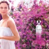 Žena nanosi Estée Lauder Pleasures Intense EDP parfem i odiše sofisticiranošću