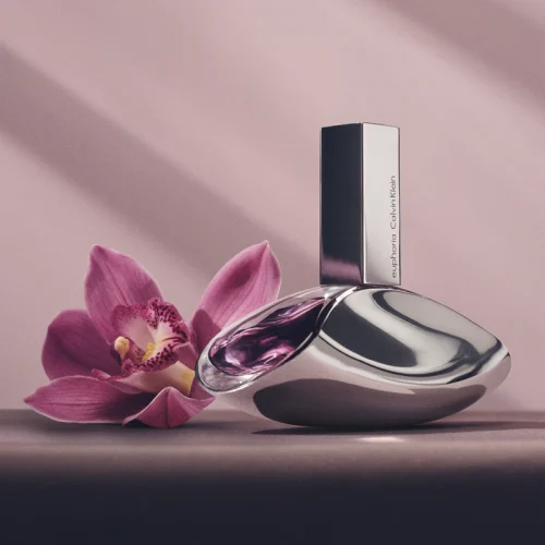 Calvin Klein Euphoria EDP toptaurus.rs 4 Detalj Calvin Klein Euphoria EDP bočice sa sofisticiranim linijama