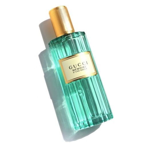 Gucci Mémoire d’une Odeur bočica original – elegantna, svetlozelena unisex parfemska voda sa vintage dizajnom koji simbolizuje nežnost, smirenost i aromatičnu čistotu mirisa. krivi kadar sa senkom bocice