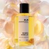 MANCERA Roses Vanille edp toptaurus.rs 2 MANCERA ROSES VANILLE – Slatka i sofisticirana cvetna elegancija MANCERA Roses Vanille je uniseks parfem koji kombinuje bogatu ružu sa toplim notama vanile, pružajući sofisticiran, sladak i dugotrajan miris. Ovaj parfem je idealan za sve koji žele romantičan, elegantan i luksuzan miris, pogodan za sve prilike, od svakodnevnog nošenja do večernjih događaja. Opis parfema MANCERA Roses Vanille Roses Vanille je lansiran kao parfem koji spaja cvetnu nežnost i slatku toplinu, stvarajući savršenu harmoniju između ruže i vanile. Njegova dugotrajna aroma pruža luksuzan i prepoznatljiv miris koji osvaja već pri prvom nanošenju. Mirisne note – Cvetno-sladočna harmonija Gornje note Limun Ružičasti biber Srednje note Ruža Jasmin Bazne note Vanila Mošus Pačuli Amber MANCERA Roses Vanille ostavlja topao, sladak i dugotrajan trag, savršen za ljubitelje elegantnih i sofisticiranih mirisa. Bočica – Simbol elegancije i luksuza Bočica MANCERA Roses Vanille je elegantna i luksuzna, sa minimalističkim dizajnom koji naglašava sofisticiranost parfema. Prozirno staklo sa zlatnim detaljima i jednostavnim linijama savršeno odražava cvetnu i toplu prirodu mirisa, čineći parfem privlačnim i kao dekoraciju na toaletnom stolu. Kada nositi MANCERA Roses Vanille Parfem je idealan za: svakodnevno nošenje romantične i posebne prilike jesen, zimu i proleće večernje izlaske Njegova topla i cvetna aroma čini ga savršenim za sve koji žele luksuzni miris sa ženstvenim, ali uniseks karakterom. Original MANCERA Roses Vanille – Kupovina u Srbiji Na našem sajtu nudimo 100% originalan MANCERA Roses Vanille parfem, sa garancijom autentičnosti. Kupovinom kod nas dobijate: brzu i sigurnu dostavu širom Srbije sigurno plaćanje povoljne cene proverene originalne parfeme Ako želite prepoznatljiv luksuzan miris koji spaja cvetnu eleganciju i toplinu vanile, MANCERA Roses Vanille je pravi izbor.