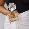 Moschino Toy 2 EDP parfem realna slika proizvoda zena drzi parfem u ruci