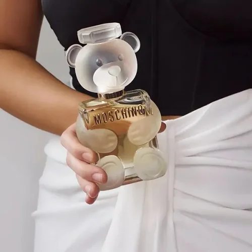 Moschino Toy 2 EDP parfem realna slika proizvoda zena drzi parfem u ruci