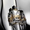 YSL Libre L’Absolu Platine EDP mirisne note – lavanda, bergamot, limeta, narandžin cvet, jasmin sambac, tuberoza, vanila, tonka i mošus u intenzivnoj, sofisticiranoj i luksuznoj ženskoj kompoziciji. Siva srebrdna pozadina