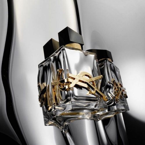 YSL Libre L’Absolu Platine EDP mirisne note – lavanda, bergamot, limeta, narandžin cvet, jasmin sambac, tuberoza, vanila, tonka i mošus u intenzivnoj, sofisticiranoj i luksuznoj ženskoj kompoziciji. Siva srebrdna pozadina