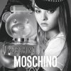 Moschino Toy 2 EDP parfem realna slika proizvoda crno bela fotohrafija sa devojkom sa crnim kacketom