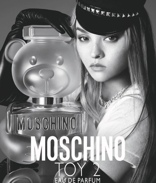 Moschino Toy 2 EDP parfem realna slika proizvoda crno bela fotohrafija sa devojkom sa crnim kacketom