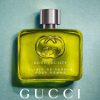 Detalj bočice Gucci Guilty Elixir sa sofisticiranim linijama i ime brenda belim slovima
