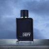 Calvin Klein Defy Parfum parfem u modernom i luksuznom ambijentu