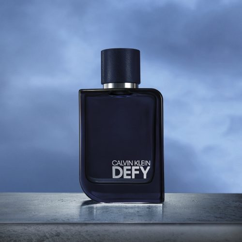 Calvin Klein Defy Parfum parfem u modernom i luksuznom ambijentu