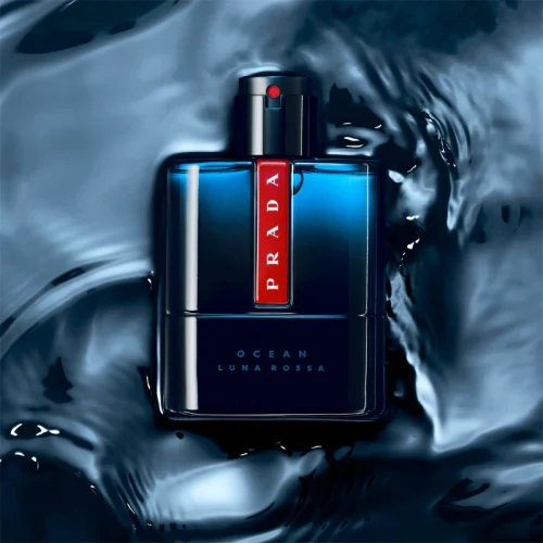 Prada Luna Rossa Ocean EDP bočica u vodi okeana – luksuzni muški parfem
