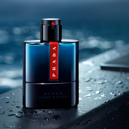 Prada Luna Rossa Ocean EDT 150ml original muški parfem – bočica na kisi i u grdskoj atmosferi