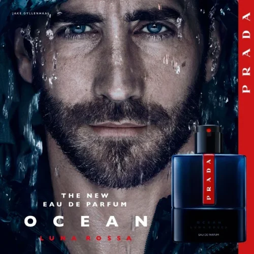 Prada Luna Rossa Ocean EDP parfem za muškarce – detalj bočice, ime brenda i musko lice glumca