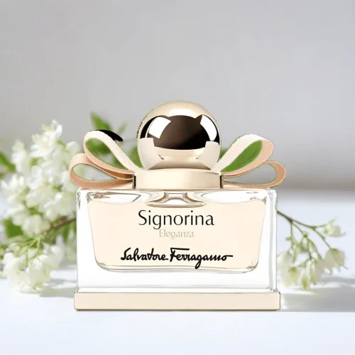 Bočica Signorina Eleganza EDP sa sofisticiranim detaljima sa cvecem na svetloj pozadini